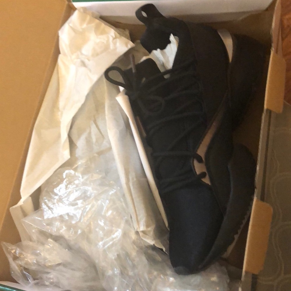 Black puma sneaker